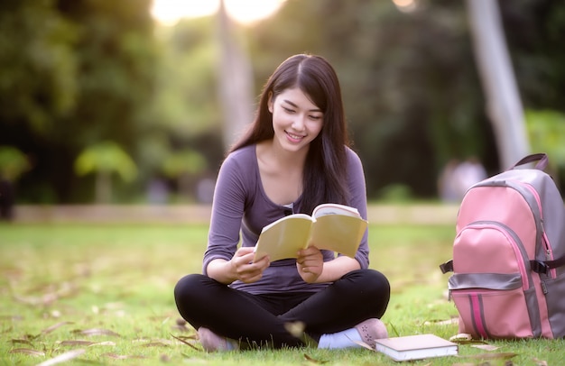 Azjatycki kobieta student collegu na kampusie