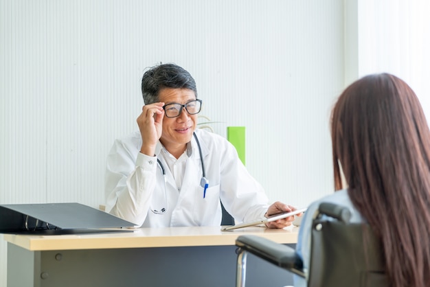 Azjatycki Lekarz I Pacjent Są Konsultacjami