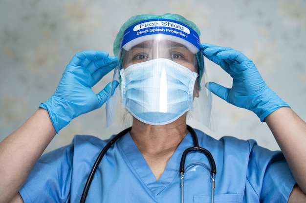 Azjatycki Lekarz Noszący Osłonę Twarzy I Kombinezon Ppe Chroni Przed Infekcją Bezpieczeństwa Covid-19 Coronavirus.