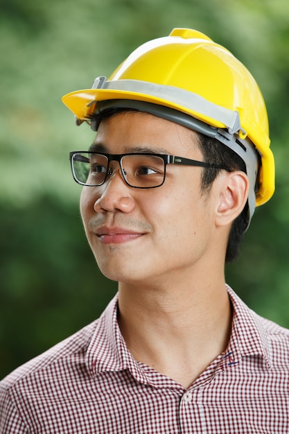 Azjatycki męski inżynier z żółtym ciężkim kapeluszem