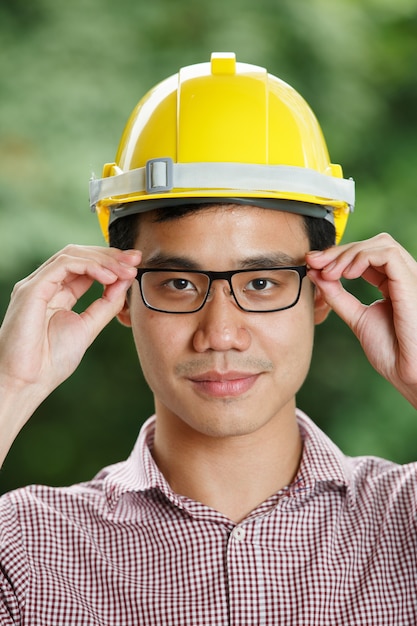 Azjatycki męski inżynier z żółtym ciężkim kapeluszem