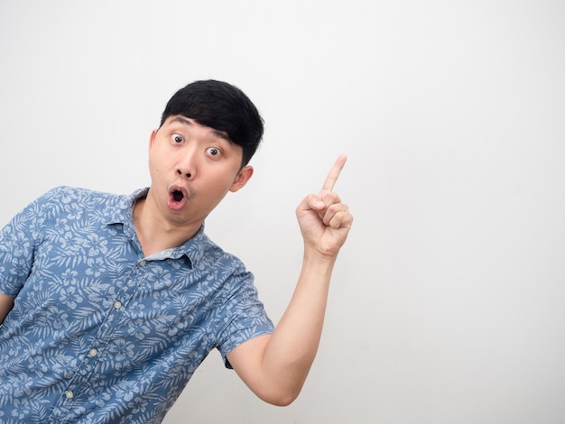 Azjatycki mężczyzna niebieska koszula czuje się podekscytowany palcem wskazującym w miejscu kopiowania