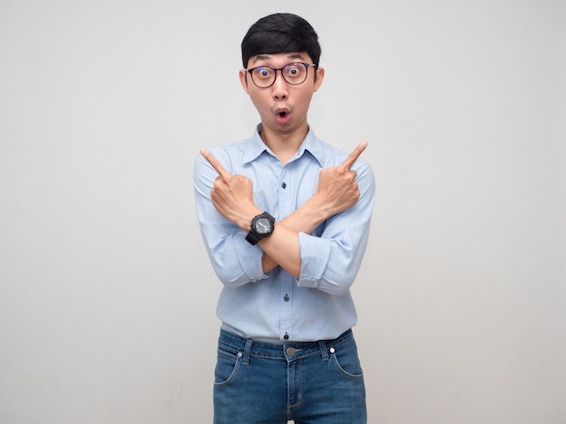 Azjatycki mężczyzna nosi okulary czuje zdumiony gest, podwójny palec wskazujący na białym tle