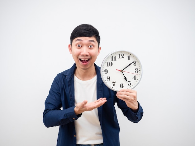 Azjatycki mężczyzna pokaż zegar w ręku szczęśliwa twarz wysiąść koncepcja pracy na białym tle