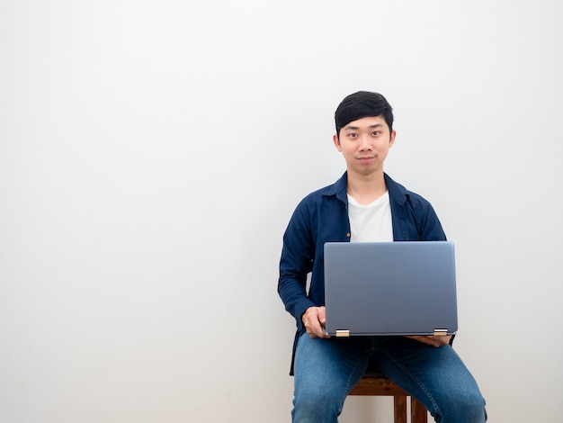 Azjatycki Mężczyzna Przystojny Szczęśliwy Uśmiech Siedzący Na Krześle Z Laptopem Na Tle Białej ściany