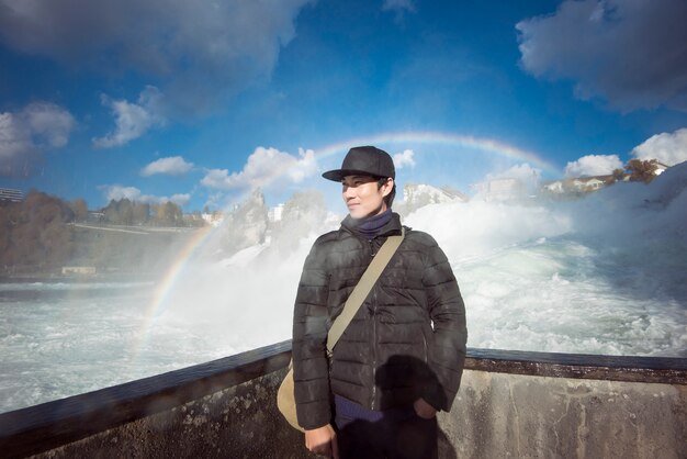 Azjatycki Mężczyzna Turysta Z Rheinfall, Szwajcaria