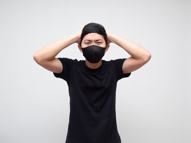 Azjatycki Mężczyzna Z Maską Odkształca Się I Dotyka Jego Głowy Na Białym Tle