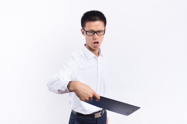 Azjatycki młody biznesmen trzyma z folderem