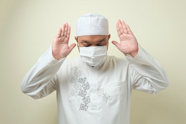Azjatycki Muzułmanin Noszący Maskę Modlący Się Z Pustą Przestrzenią Obok Niego