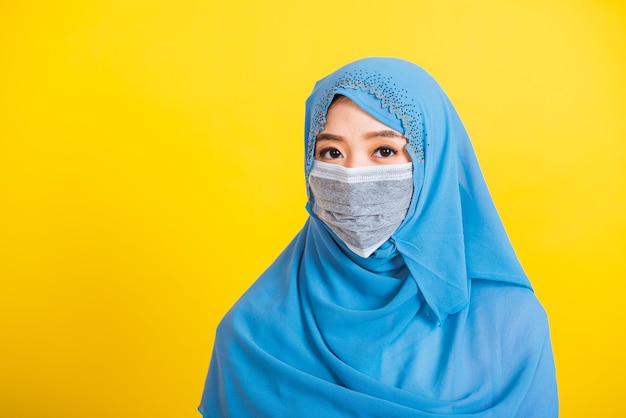 Azjatycki muzułmański Arab, Portret szczęśliwej, pięknej młodej kobiety religijnej, noszącej welon, hidżab, uśmiechnięty, studio, na białym tle, żółte tło z miejsca kopiowania, Zbliżenie skóry twarzy