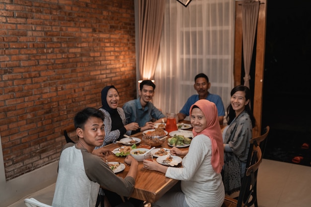 Azjatycki Muzułmański Rodzinny Obiad Razem. Przerwać Post