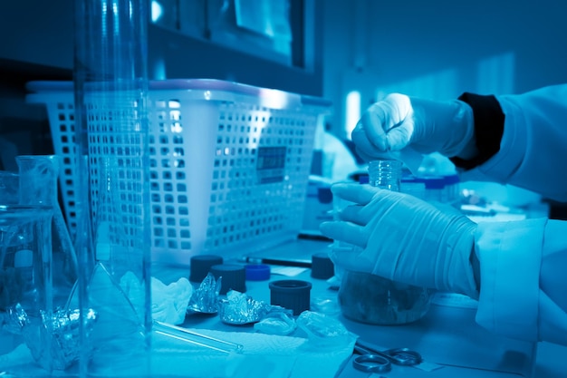 Zdjęcie azjatycki naukowiec pracujący w laboratoriumprzeprowadzający eksperyment dla produktunaukowcy przeanalizowali, aby znaleźć wyniki eksperymentu