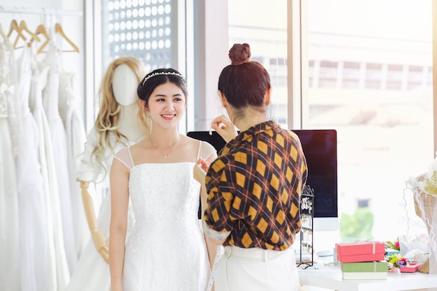 Azjatycki Projektant Pracuje W ślubnym Moda Sklepie Robi Zakupy