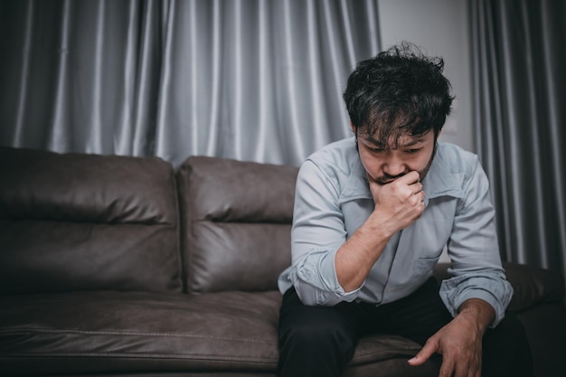 Azjatycki przystojny mężczyzna stres związany z przeciążeniem pracą Zmęczony mężczyzna wraca do domu po dużej pracy w firmie ryzyko depresji