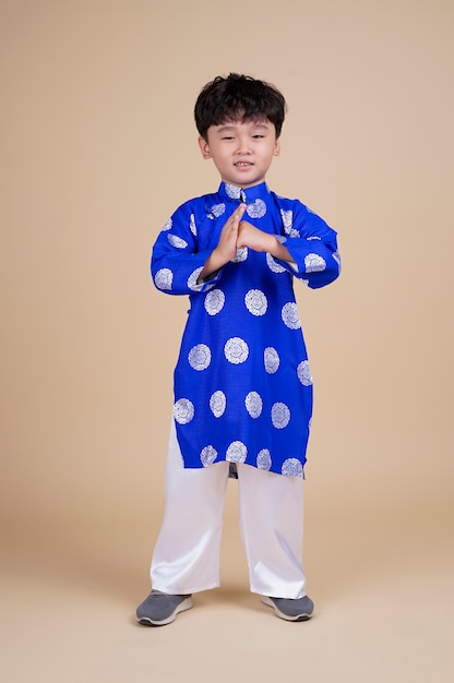 Azjatycki przystojny uroczy mały chłopiec z pięknym wyrazem w wietnamskim tradycyjnym stroju podczas wakacji