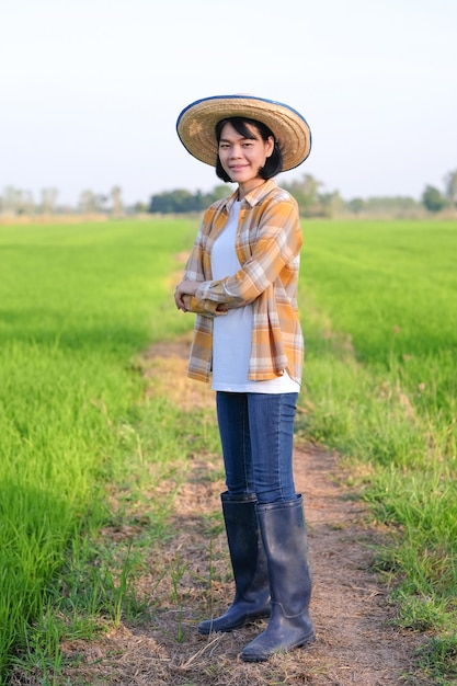 Azjatycki Rolnik Kobieta Stoi Ze Skrzyżowanymi Ramionami Na Farmie Zielonego Ryżu