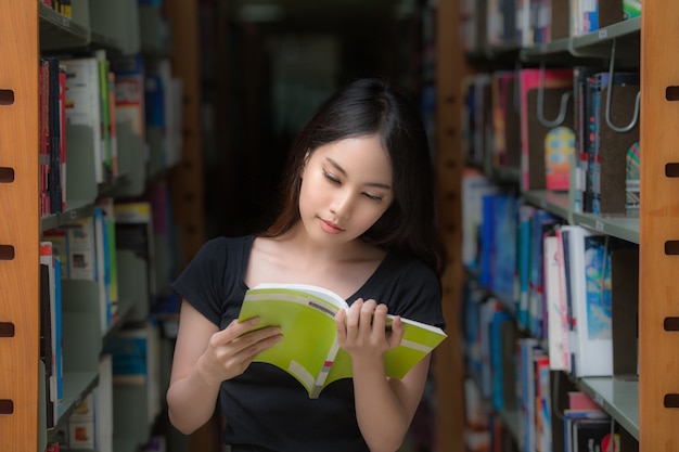 Azjatycki Student W Bibliotece W Kampusie