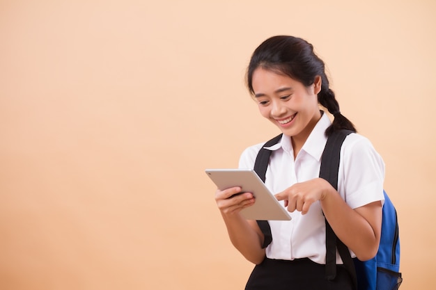 Azjatycki Tajski Studentka College'u. Edukacja Portret Studentka Poważnych, Zestresowanych Uniwersytetów Niosących Plecak I Tablet Komputerowy