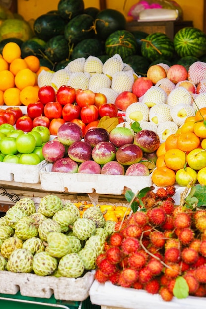 Azjatycki Targ Uliczny Sprzedający świeże Owoce I Jagody W Hoi An W Wietnamie. Marakuja, Liczi, Czerymoja, Mango I Inne. Kolory Czerwony, Pomarańczowy I Zielony.