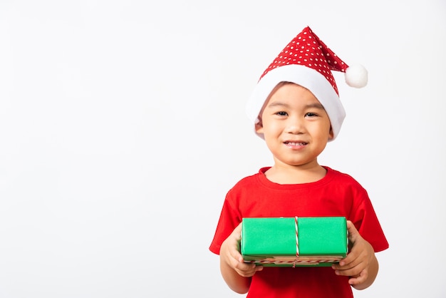 Azjatycki Uśmiech Mały Chłopiec W Czerwonym Santa Trzymaj Pudełko Na Rękach Koncepcja Bożego Narodzenia