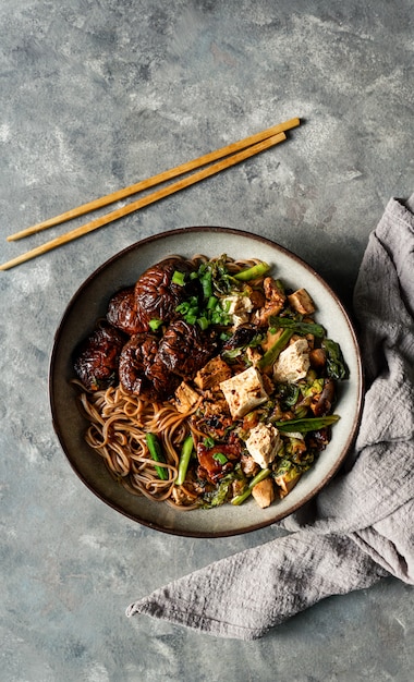 Azjatycki wegański makaron soba z serem tofu, grzybami shiitake