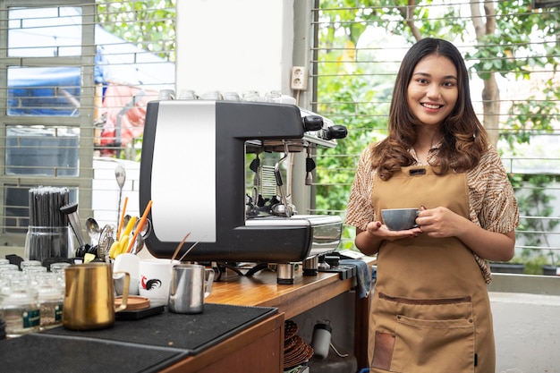 Azjatyckie baristki serwują kawę