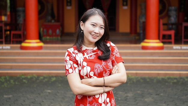 Azjatyckie chińskie kobiety Graceful Pose With Ornament Chiński Nowy Rok