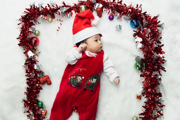 Azjatyckie dziecko pierwsze święta Piękne małe dziecko świętuje Boże Narodzenie Nowy Rok święta
