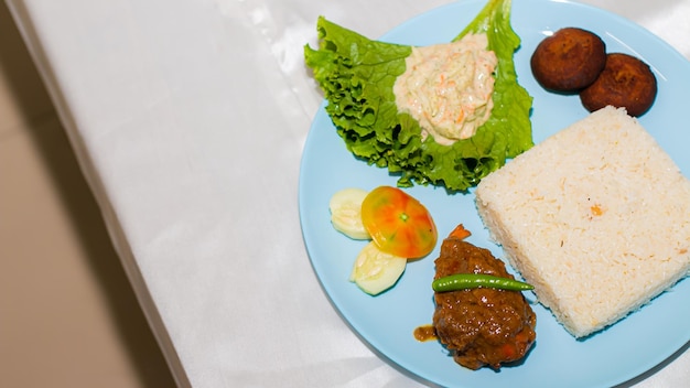 Azjatyckie jedzenie w minimalistycznym stylu zdjęcie