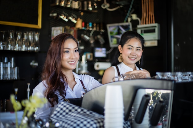 Azjatyckie Kobiety Barista Uśmiecha Się Kawową Maszynę W Sklep Z Kawą I Używa - Kontuar - Kobieta Pracująca Małego Biznesu Właściciela Jedzenia I Napoju Kawiarni Pojęcie