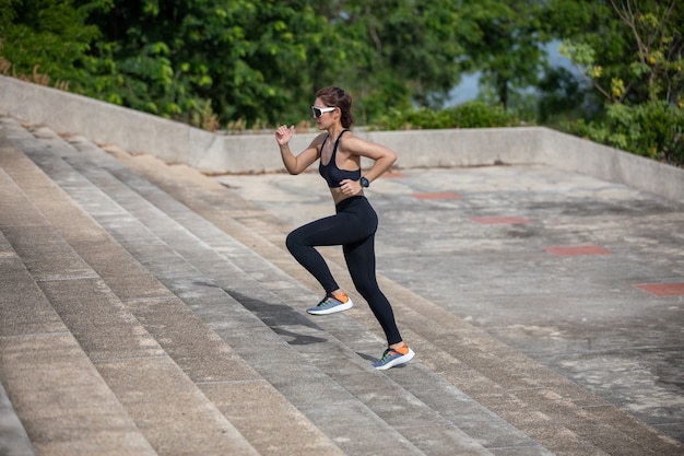 Azjatyckie kobiety Bieganie i jogging podczas biegu na świeżym powietrzu w mieście