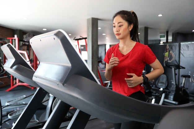 Azjatyckie Kobiety Działa Sportowe Buty Na Siłowni I Po Jogging Na Bieżni