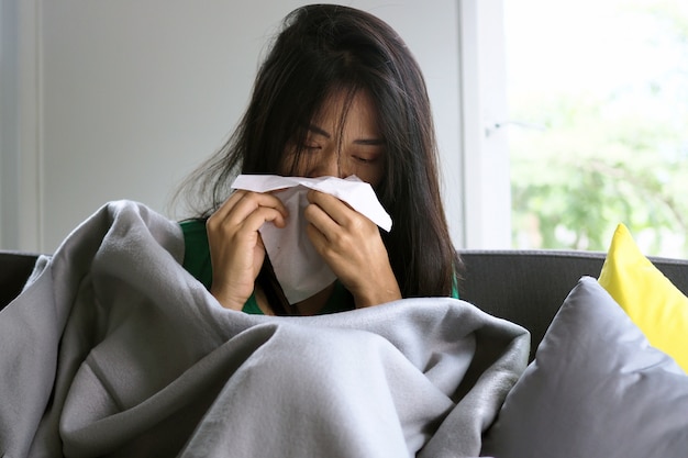 Azjatyckie kobiety mają wysoką gorączkę i katar. Pojęcie chorzy w domu