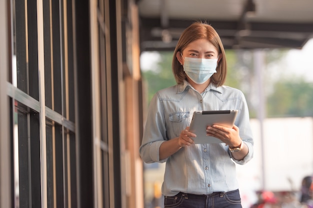 Azjatyckie kobiety noszą maski medyczne chroniące przed koronawirusem COVID 19