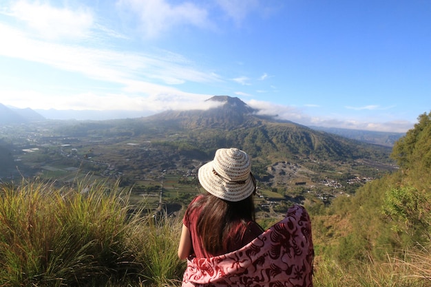 Azjatyckie kobiety podróżnik stojący za patrzącą górę Batur z wioski Pinggan, która znajduje się w Kintamani Bangli Bali Indonezja