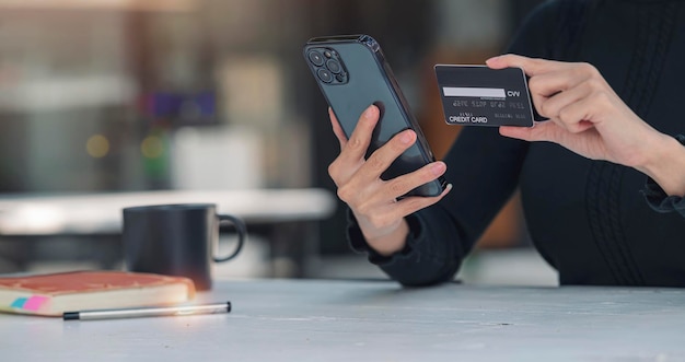 Azjatyckie kobiety trzymające i przedstawiające kartę kredytową na zakupy online, portfel pieniędzy technologii i koncepcja płatności online, makieta karty kredytowej.