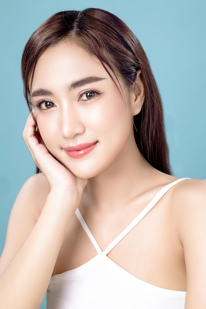 Azjatyckie kobiety z piękną twarzą i idealnie czystą, świeżą skórą Cute modelki z naturalnym makijażem i błyszczącymi oczami na białym tle na białym tle Zabieg na twarz Kosmetologia piękno koncepcja