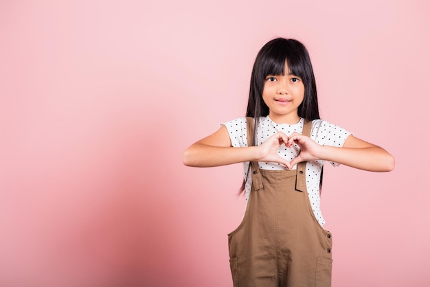 Azjatyckie małe dziecko w wieku 10 lat pokazujące znak serca