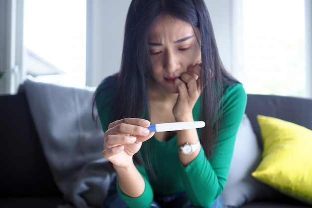 Azjatyckie piękne kobiety są zestresowane i martwią się o wyniki ciąży. Ciąża wykraczająca poza oczekiwania nastolatków