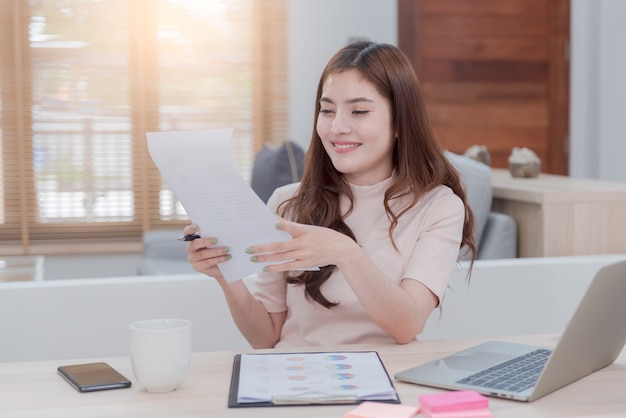 Azjatyckie Piękno Pracuj Online Z Domu Za Pomocą Komputera