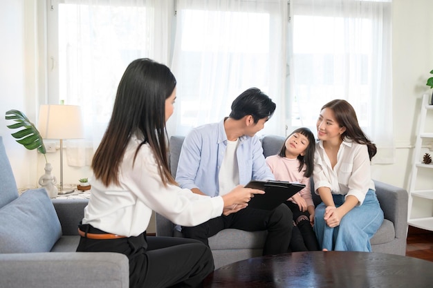 Azjatyckie spotkanie rodzinne z agentką nieruchomości lub doradcą ubezpieczeniowym oferującym promocje