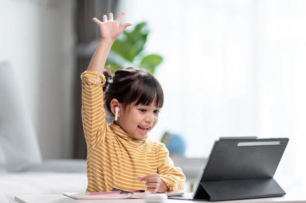 Azjatyckie uczennice na zajęciach online uczą się online za pomocą tabletu w domu