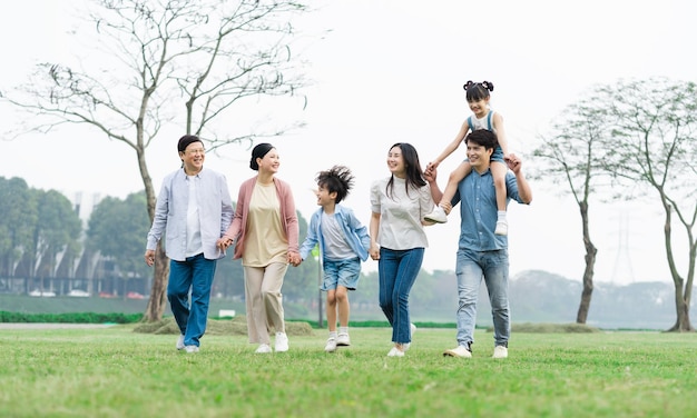 Azjatyckie zdjęcie rodzinne spacerujące razem po parku