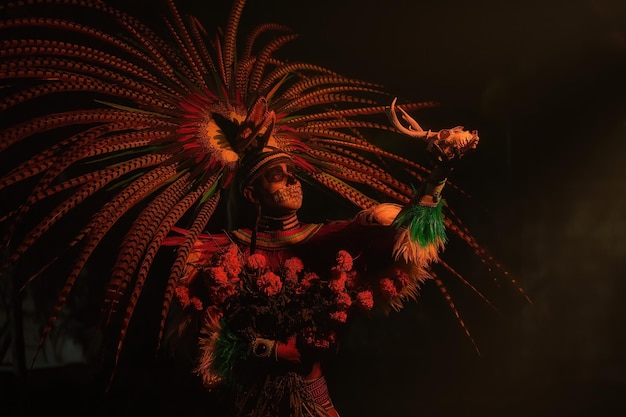 Aztecki mężczyzna z tradycyjnym tańcem w stroju