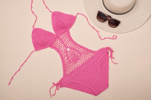 Ażurowy różowy kostium kąpielowy, czapka i okulary przeciwsłoneczne