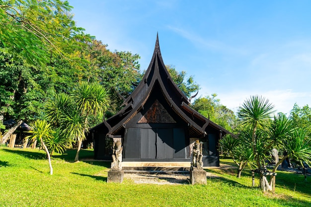 Baan Dam Museum Black House, jedno ze słynnych miejsc i punktów orientacyjnych w Chiang Rai