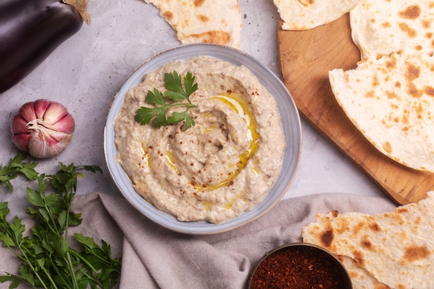 Baba ganoush lewantyńska lub indyjska przystawka z pieczonego bakłażana i pasty sezamowej