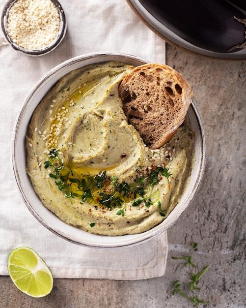 Baba Ghanoush Babaganoush Czyli Hummus Z Bakłażana Na Misce Z Chlebem