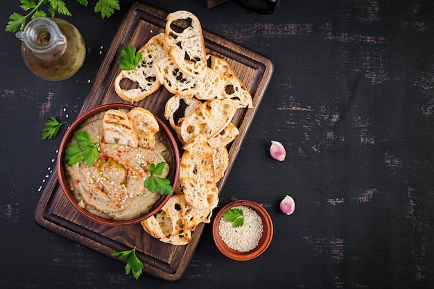 Baba Ghanoush Wegański Hummus Z Bakłażana Z Przyprawami, Pietruszką I Grzankami. Baba Ganoush. Kuchnia Bliskowschodnia. Widok Z Góry, Z Góry