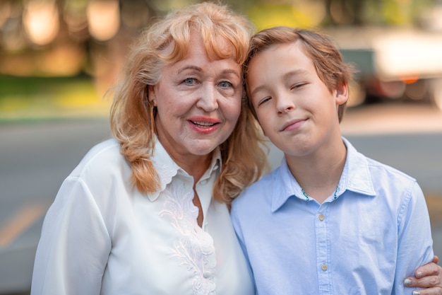 Babcia cieszy się, że jest z wnukiem